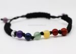 Detalle de minerales naturales de la pulsera 7 chakras macramé