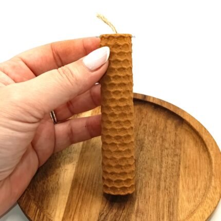 Detalle de la vela de cera de abeja con canela natural