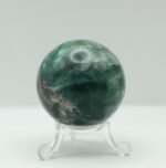 Esfera mineral de fluorita con vetas naturales