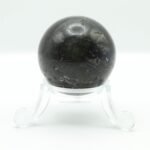 Esfera mineral de labradorita con labradorescencia