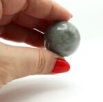 Detalle de reflejos y vetas en esfera de piedra luna