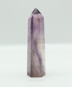Fluorita morada natural pulida en forma de punta