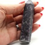 Lepidolita violeta natural en punta de 8–9 cm