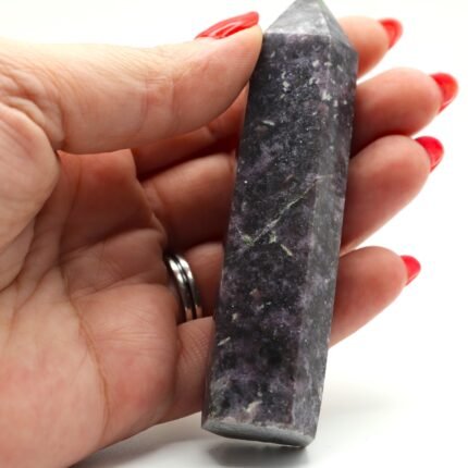 Lepidolita violeta natural en punta de 8–9 cm