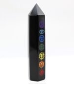 Detalle de los 7 chakras en punta de obsidiana negra