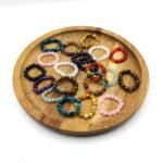 Anillos elásticos de mineral natural disponibles en diferentes piedras
