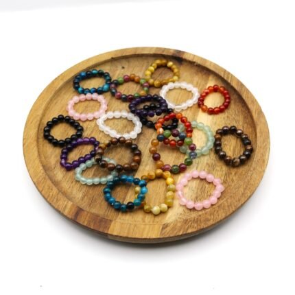 Anillos elásticos de mineral natural disponibles en diferentes piedras