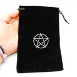 Bolsa morada para cartas de tarot con símbolo pentáculo