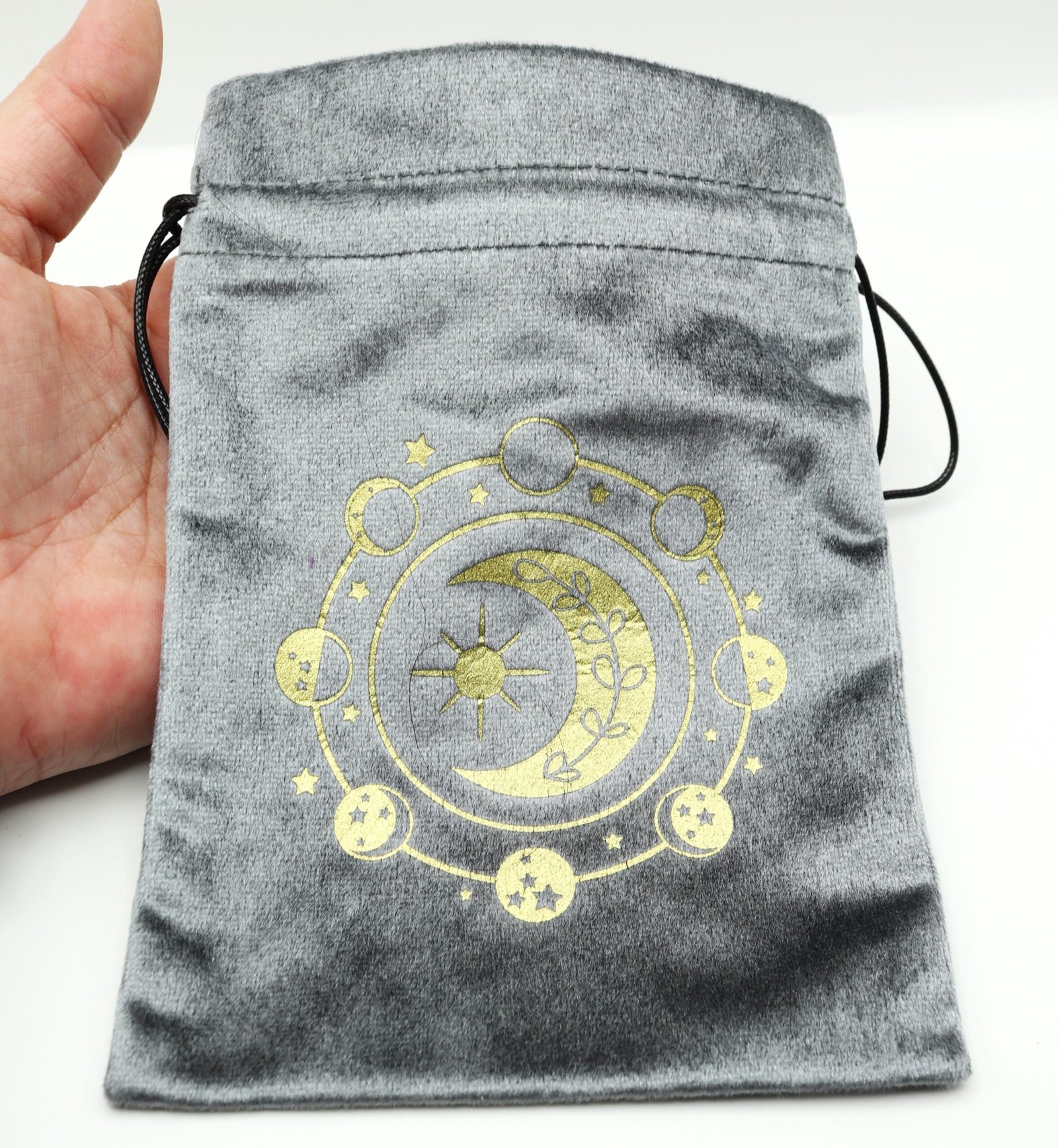 BOLSA TAROT LUNAS GRIS_2 Bolsa de Tarot Luna Gris – Terciopelo Suave - Imagen 1