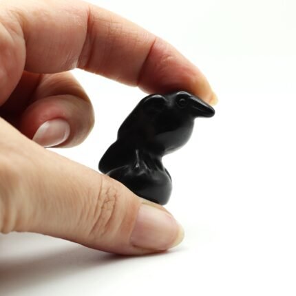 Figura de cuervo tallada en obsidiana negra