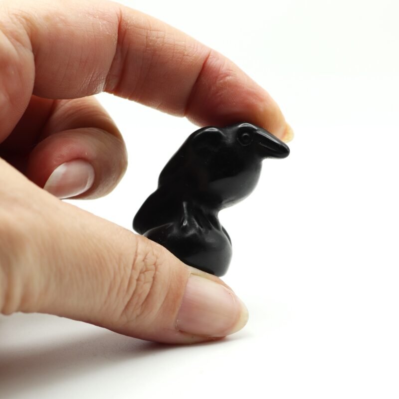 Figura de cuervo tallada en obsidiana negra