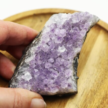 Drusa de amatista natural con cristales violetas