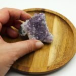 Drusa de amatista natural pequeña con cristales violetas