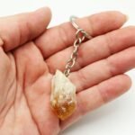 Citrino bruto natural en forma de llavero Trece Elementos