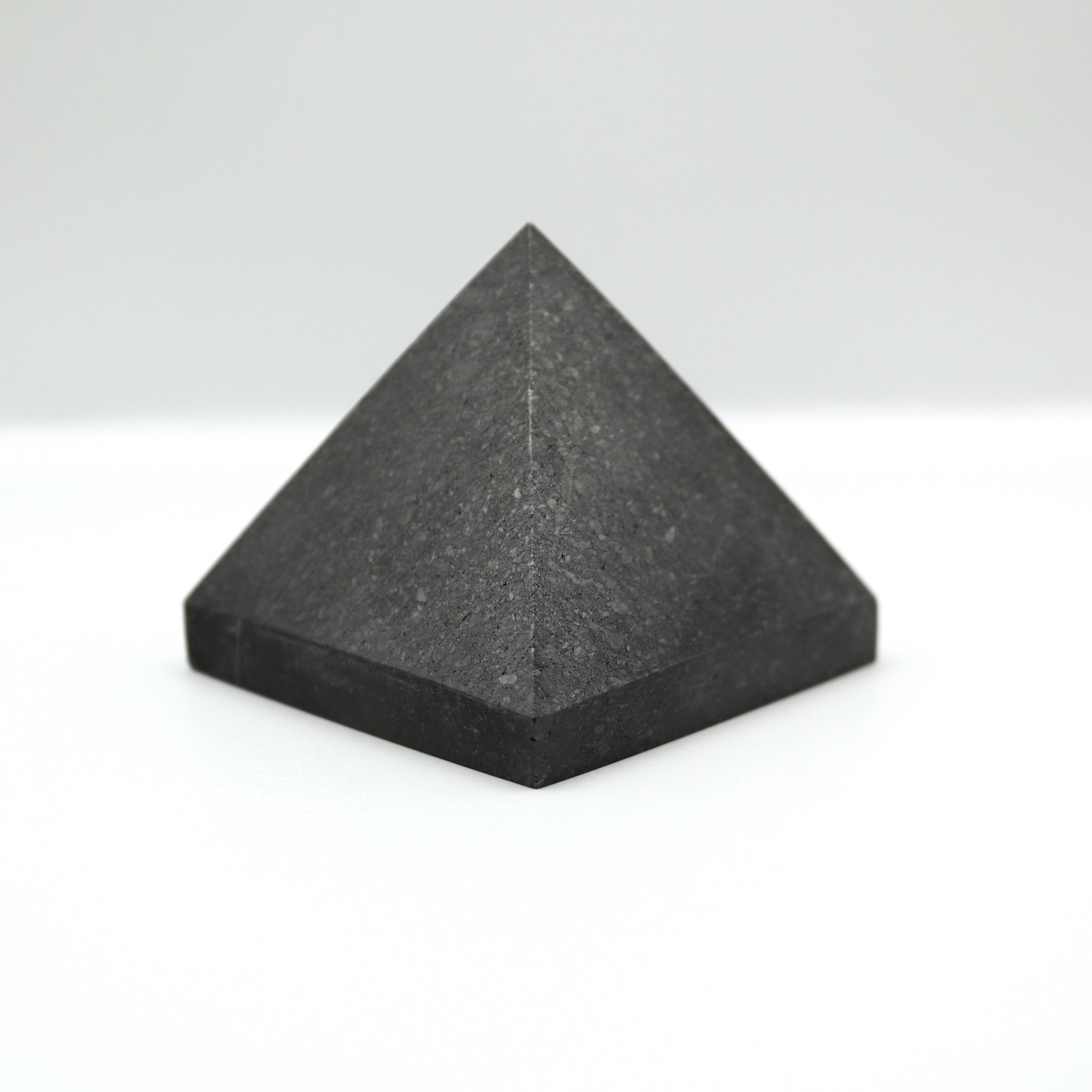 PIRAMIDE SHUNGIT_2 Pirámide de shungit negra Trece Elementos