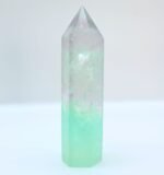 Fluorita natural pulida en forma de punta