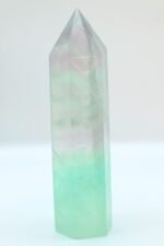 Punta mineral de fluorita con vetas y bandas naturales