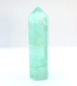 Fluorita verde natural pulida en forma de punta