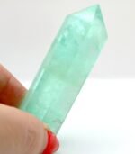 Fluorita verde natural en punta de 7–8 cm