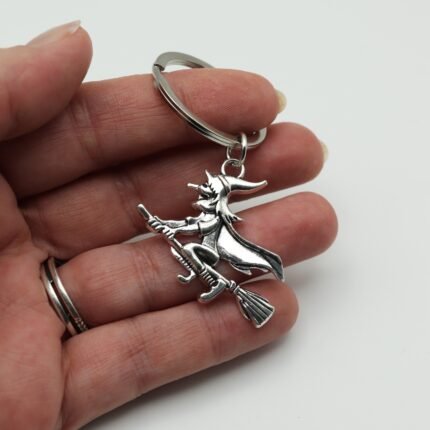 Llavero con diseño de brujita Trece Elementos