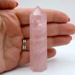 Punta de cuarzo rosa para amor propio y armonía